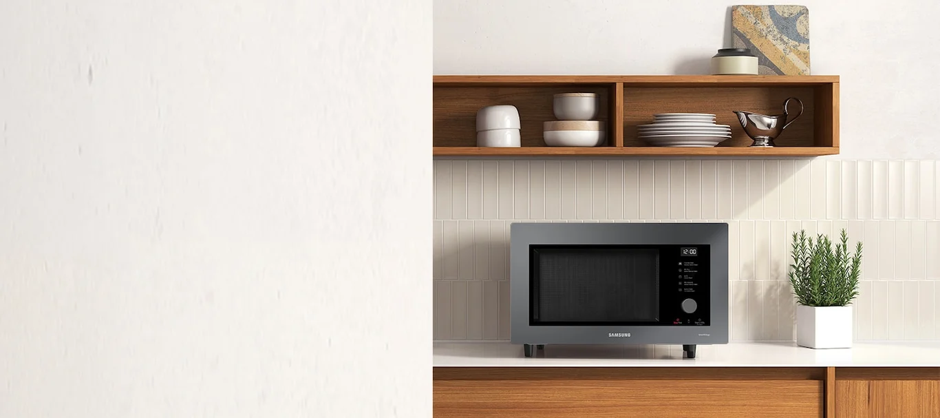 Micro-ondas Samsung em uma cozinha com prateleiras de madeira